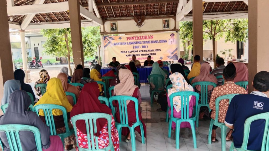 PENYALURAN BLT DANA DESA BULAN SEPTEMBER TAHUN ANGGARAN 2025 

Sesuai dengan Keputusan Kepala Desa nomor 8 tahun 2025 tentang Penetapan Keluarga Penerima Manfaat Bantuan Langsung Tunai Tahun Anggaran 2025 yang berjumlah 40 KPM dan dianggarkan dalam APBDesa T.A 2025 sebesar Rp. 144.000.000.

Kegiatan Pemerintah Desa Kupang dalam rangka penyaluran BLT (Bantuan Langsung Tunai) Tahun Anggaran 2025 sudah tersalur ke 9 (bulan september), masing-masing KPM mendapat 300rb tiap bulan.